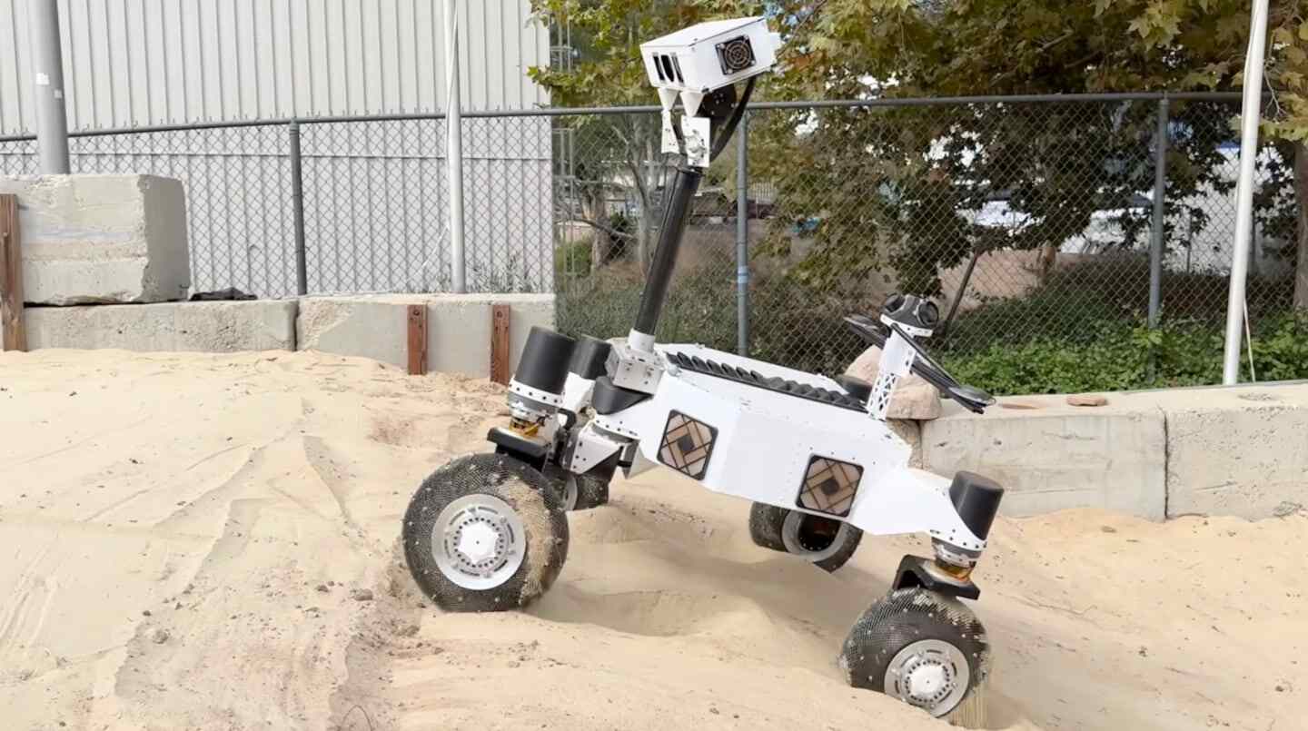 Rover Ernest de la NASA en una prueba en el desierto de Colorado