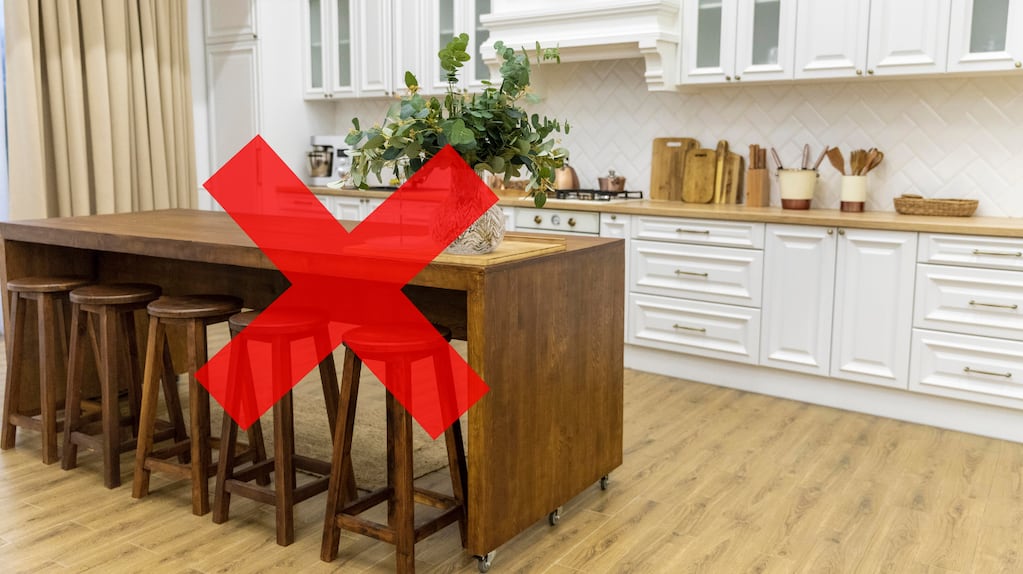 Cocina pequeña con mesa plegable integrada a la pared