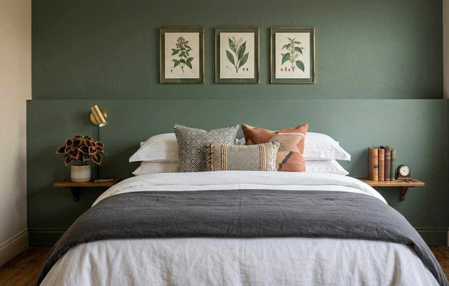 Dormitorio moderno sin respaldo de cama, con pared verde y decoración minimalista