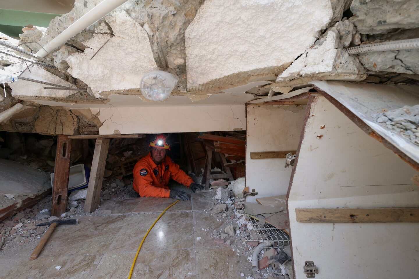 Rescatista trabajando entre escombros tras un terremoto en Venezuela