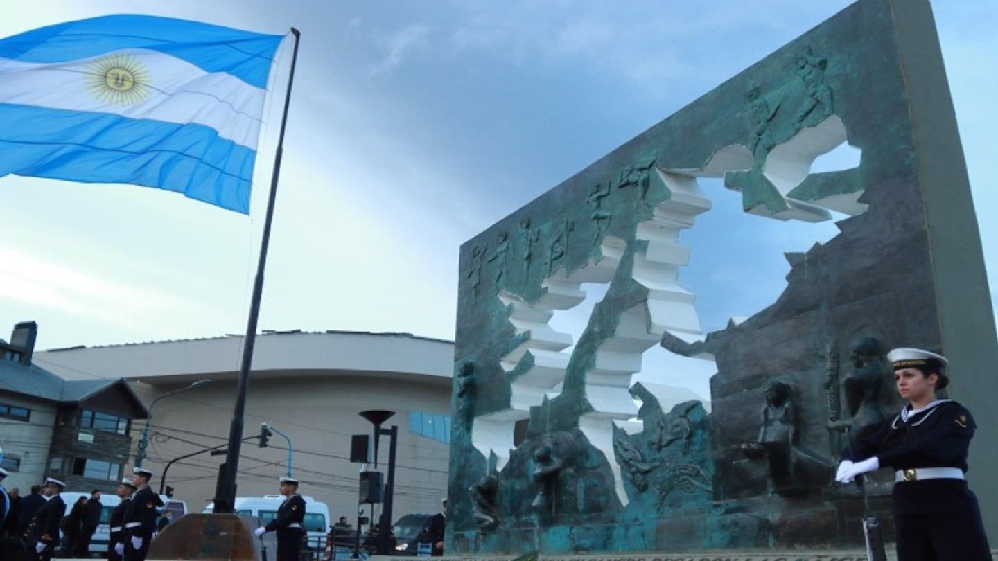 Monumento en honor a la soberanía de las Islas Malvinas con la bandera argentina ondeando