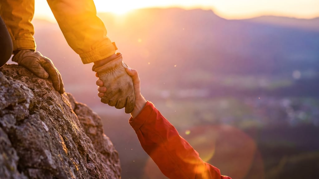 Personas ayudando a desconocidos en situaciones cotidianas