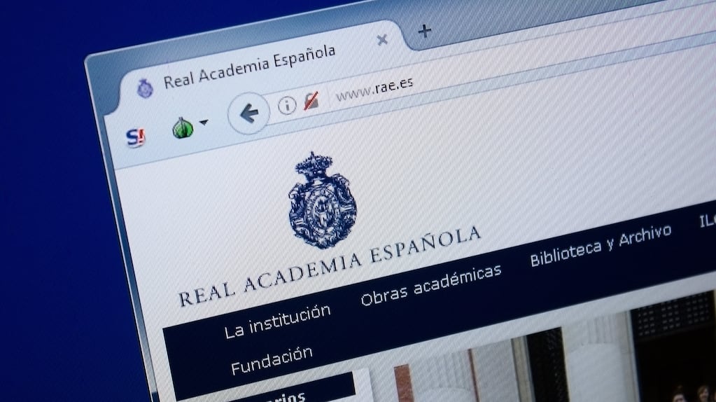 Página web de la Real Academia Española mostrando su logo y menú principal