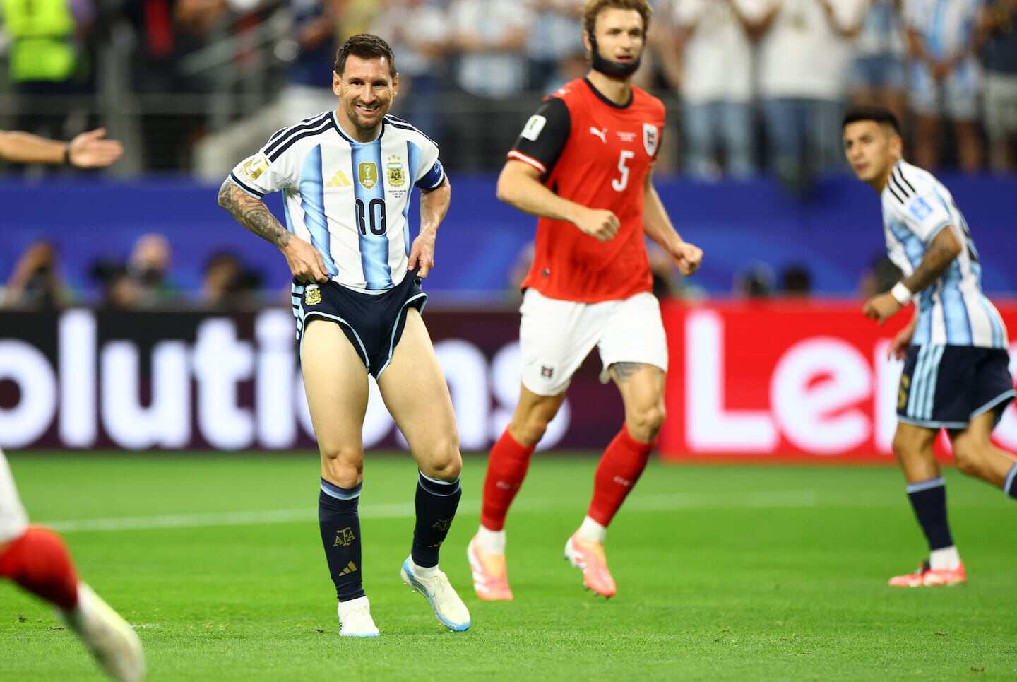 Lionel Messi sonríe tras errar un penal en el Mundial 2026 contra Austria