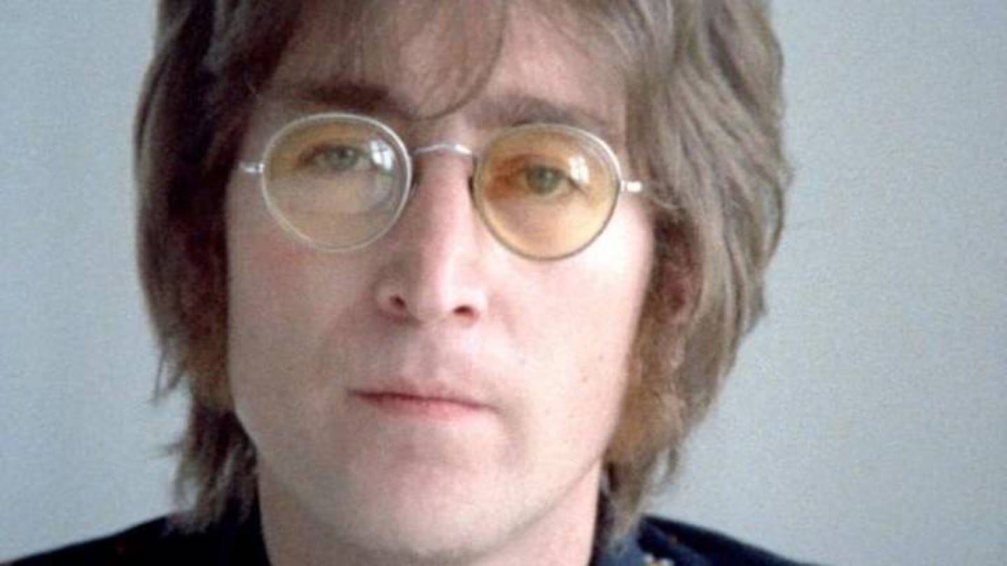 Retrato de John Lennon con gafas y expresión seria