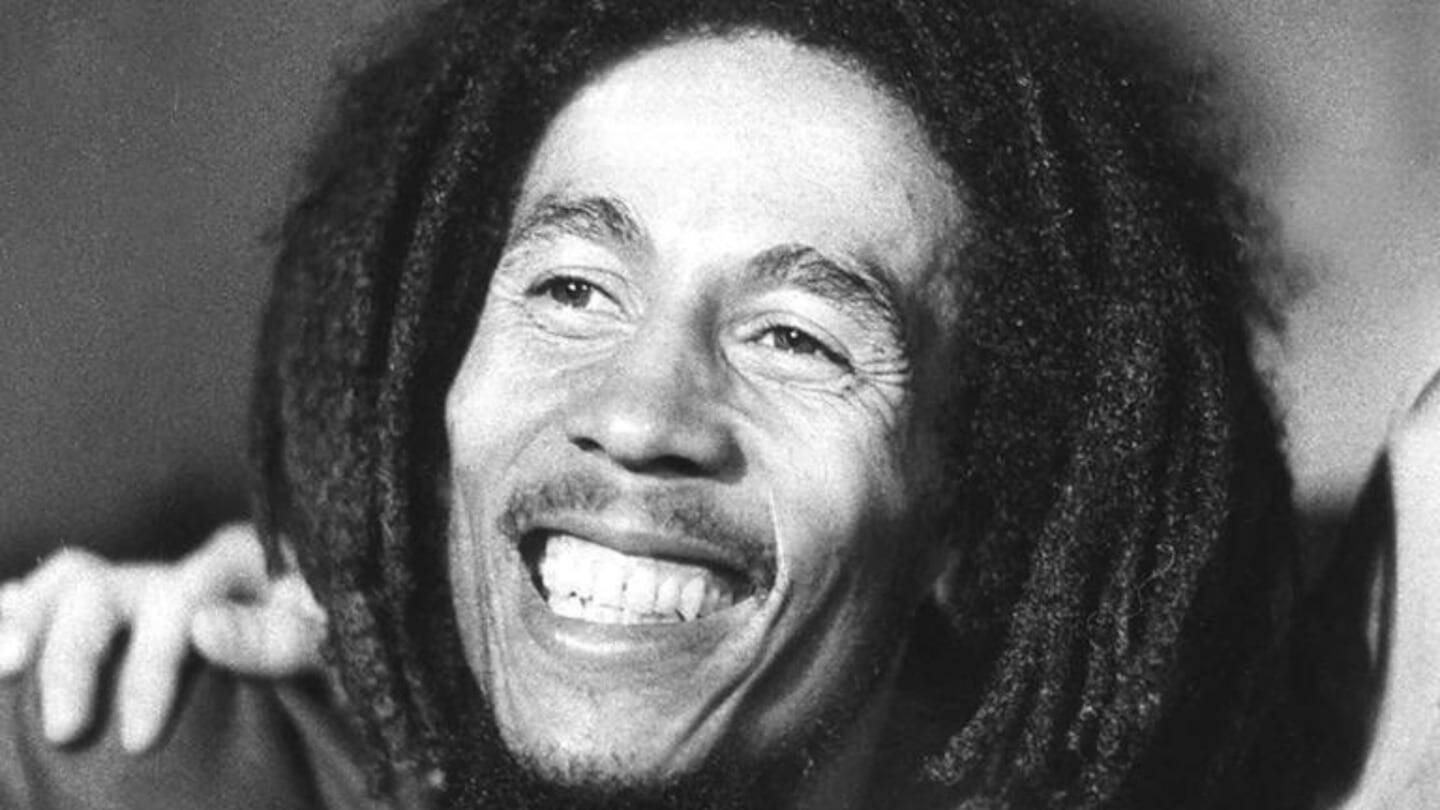 Bob Marley sonriendo en una fotografía en blanco y negro