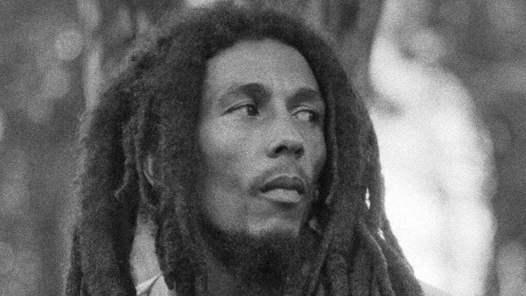 Bob Marley reflexionando sobre la vida
