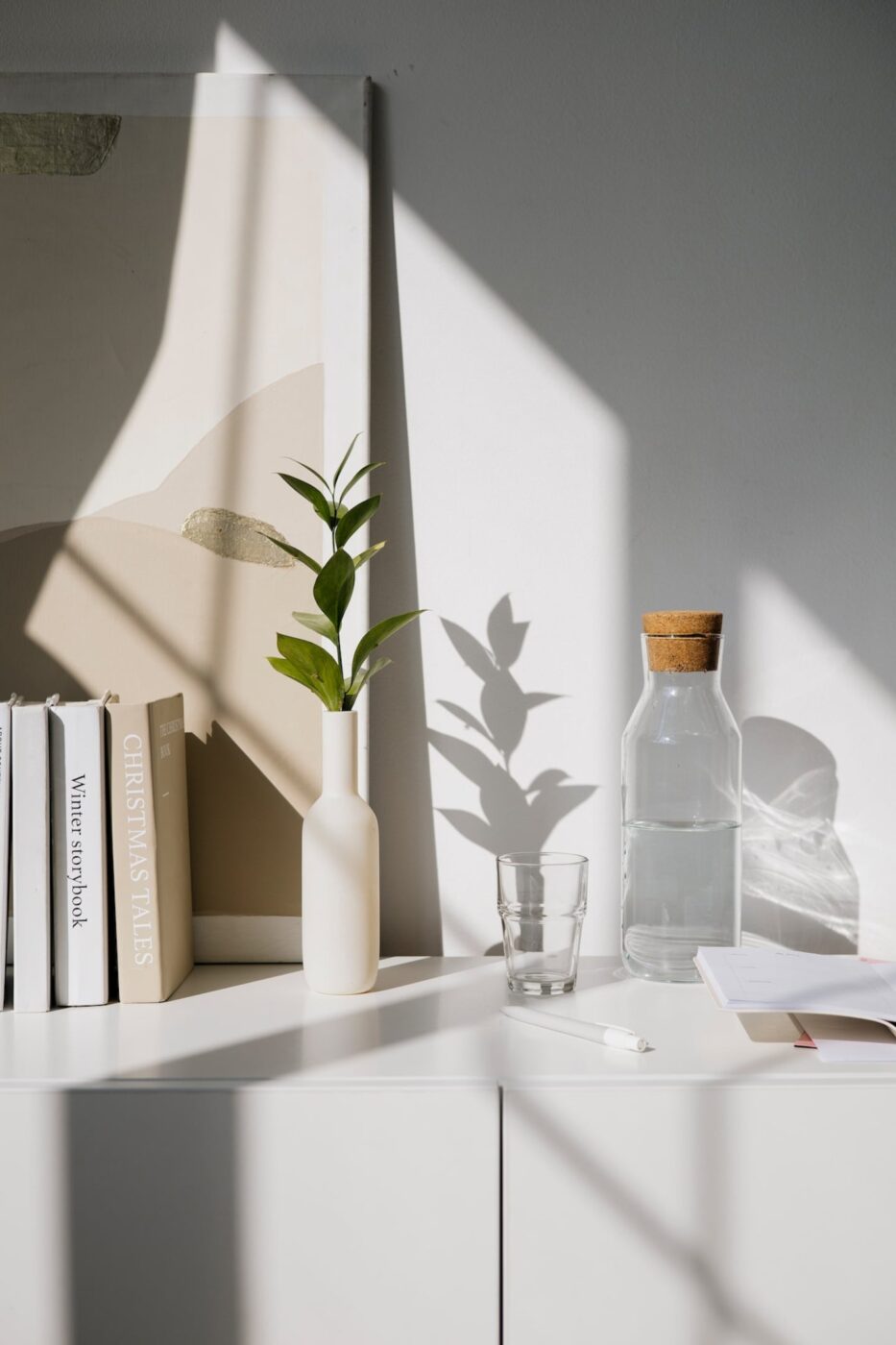 Decoración minimalista con luz natural, plantas y objetos en una mesa