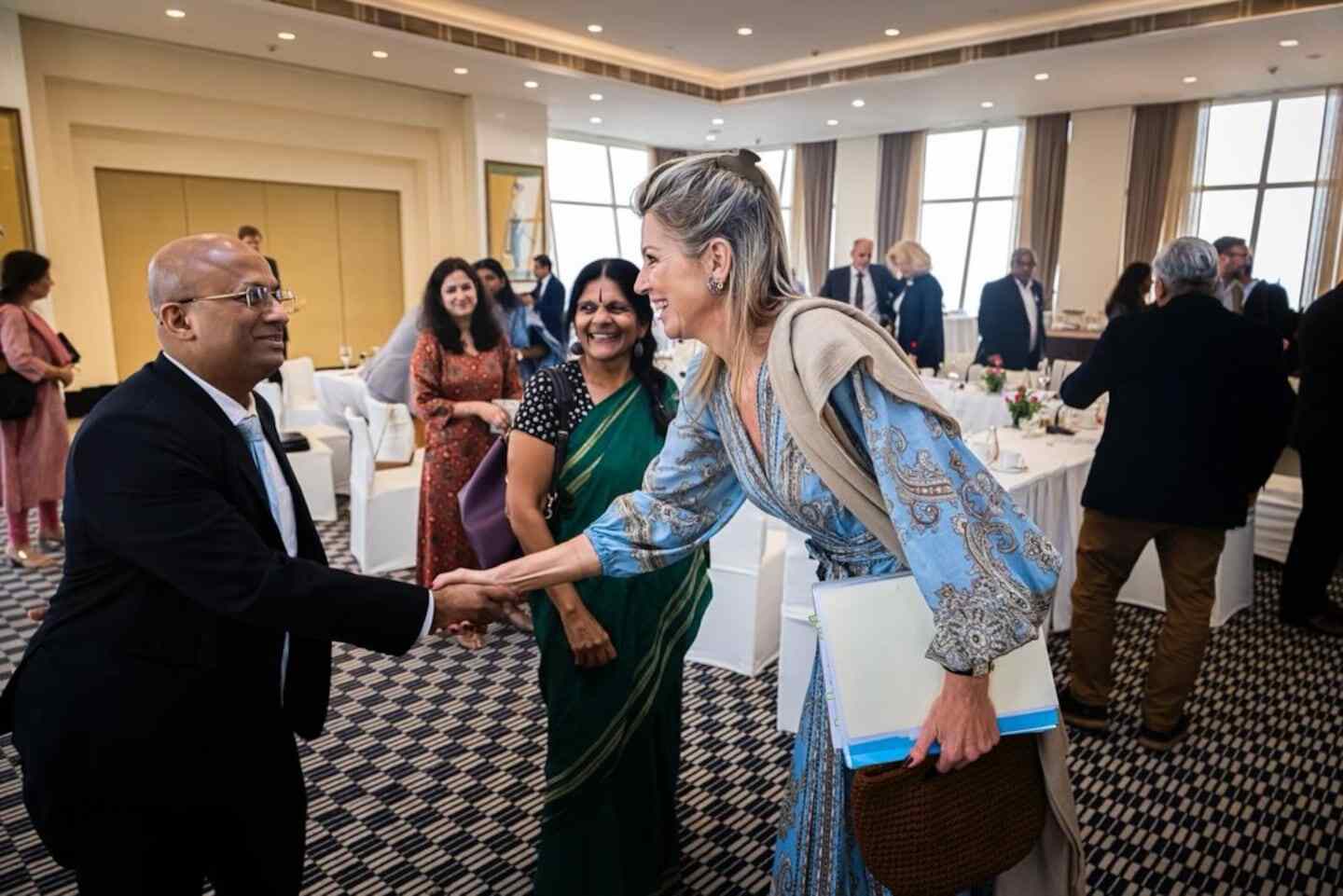La reina Máxima de Holanda saluda a un funcionario en un evento en India
