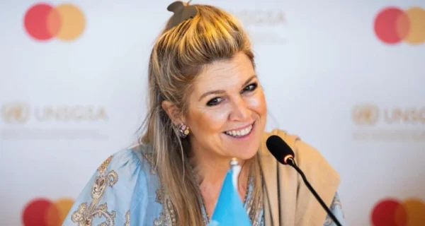 Reina Máxima con vestido celeste y chal en India