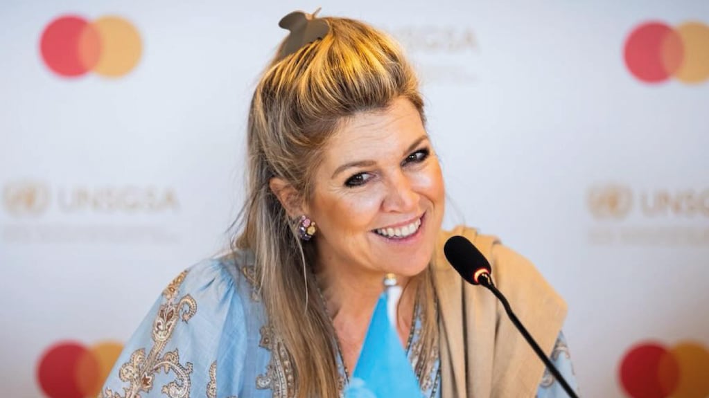 Reina Máxima con vestido celeste y chal en India