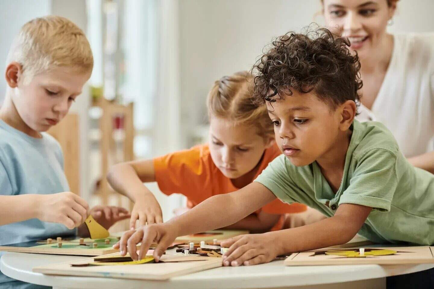 Niños interactuando con materiales educativos en un entorno de aprendizaje Montessori