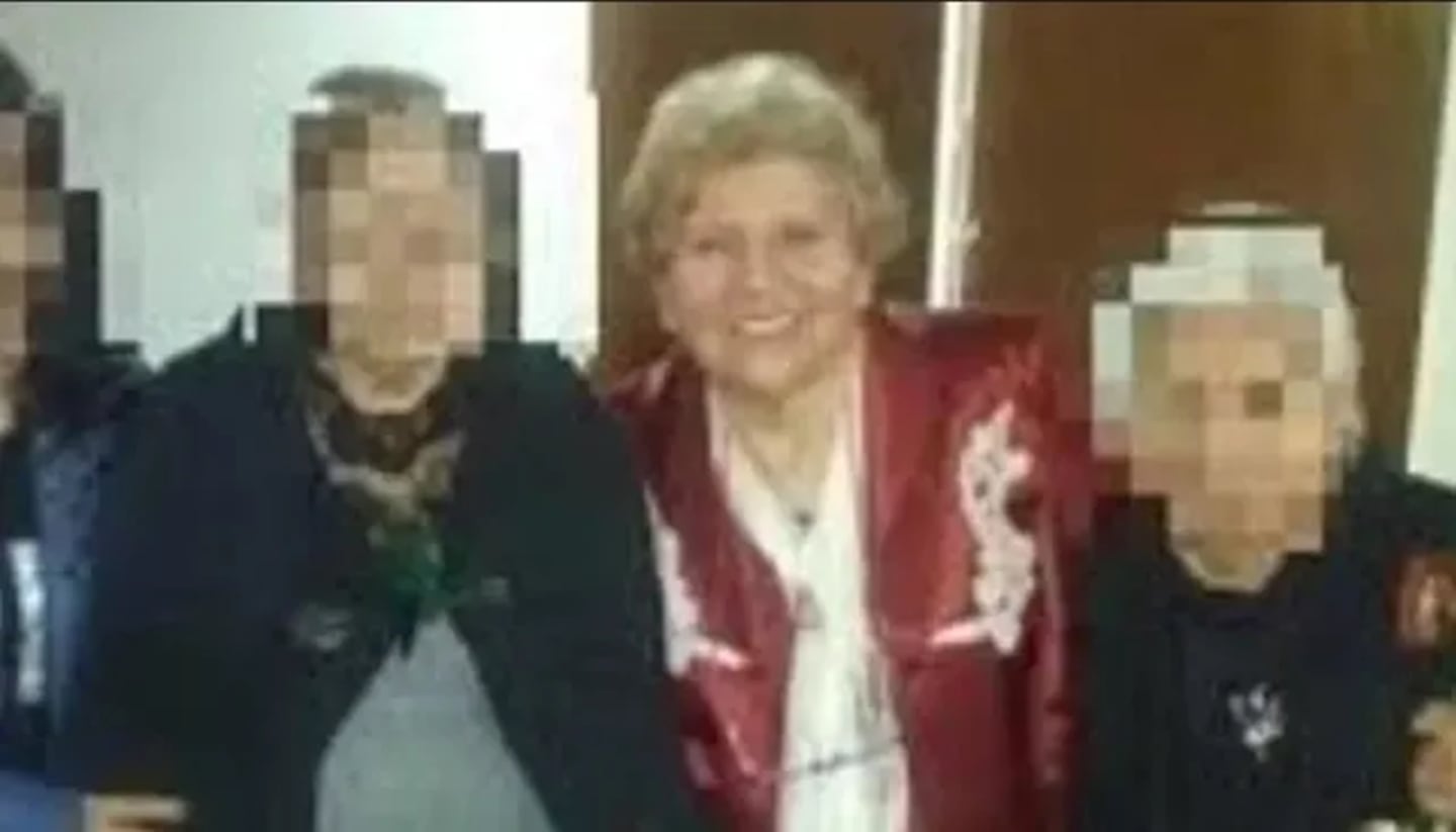 Grupo de personas posando juntas, algunas con rostros pixelados