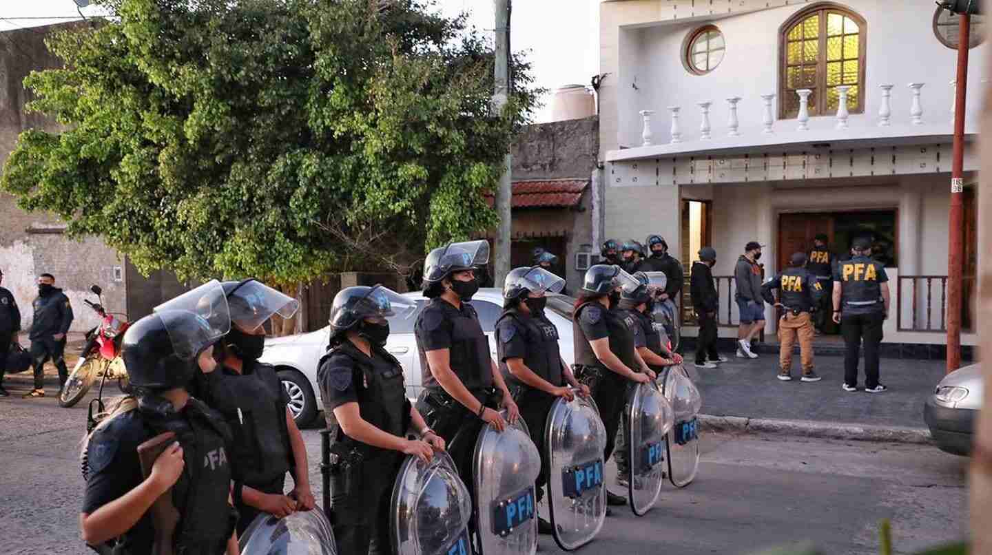 Agentes de la policía en formación frente a un edificio relacionado con el Templo Filadelfia