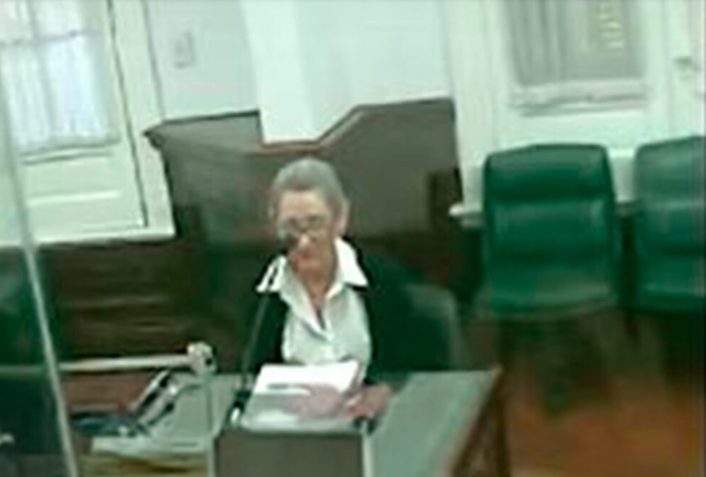 Mujer testificando en un juicio sobre el Templo Filadelfia en Argentina
