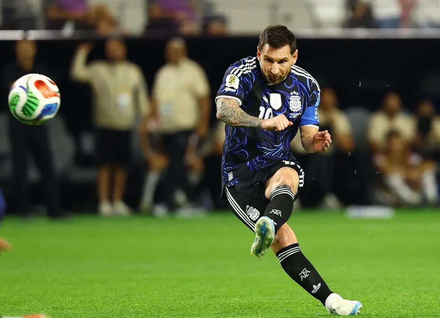 Lionel Messi ejecutando un tiro durante el partido entre Argentina y Jordania