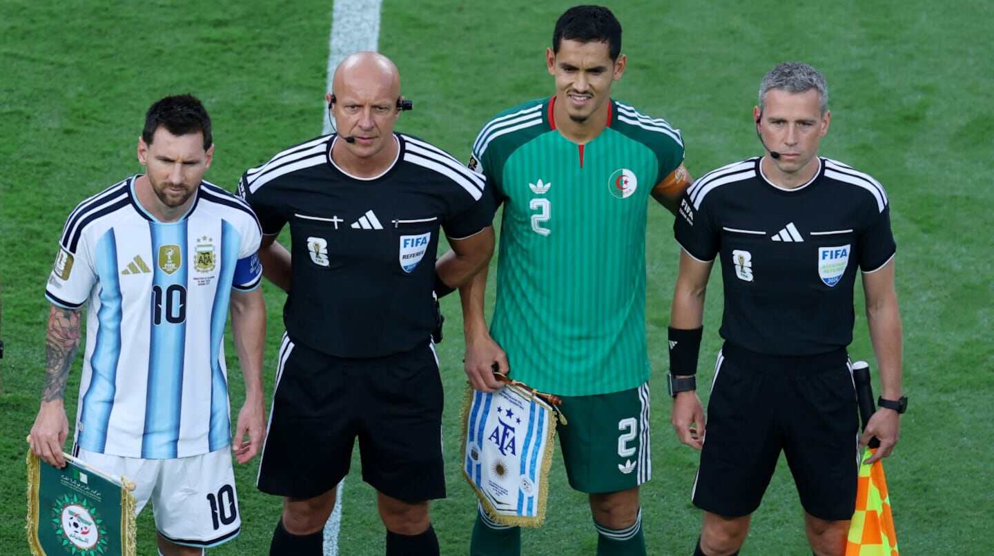 Lionel Messi y árbitros antes del partido entre Argentina y Austria en el Mundial 2026