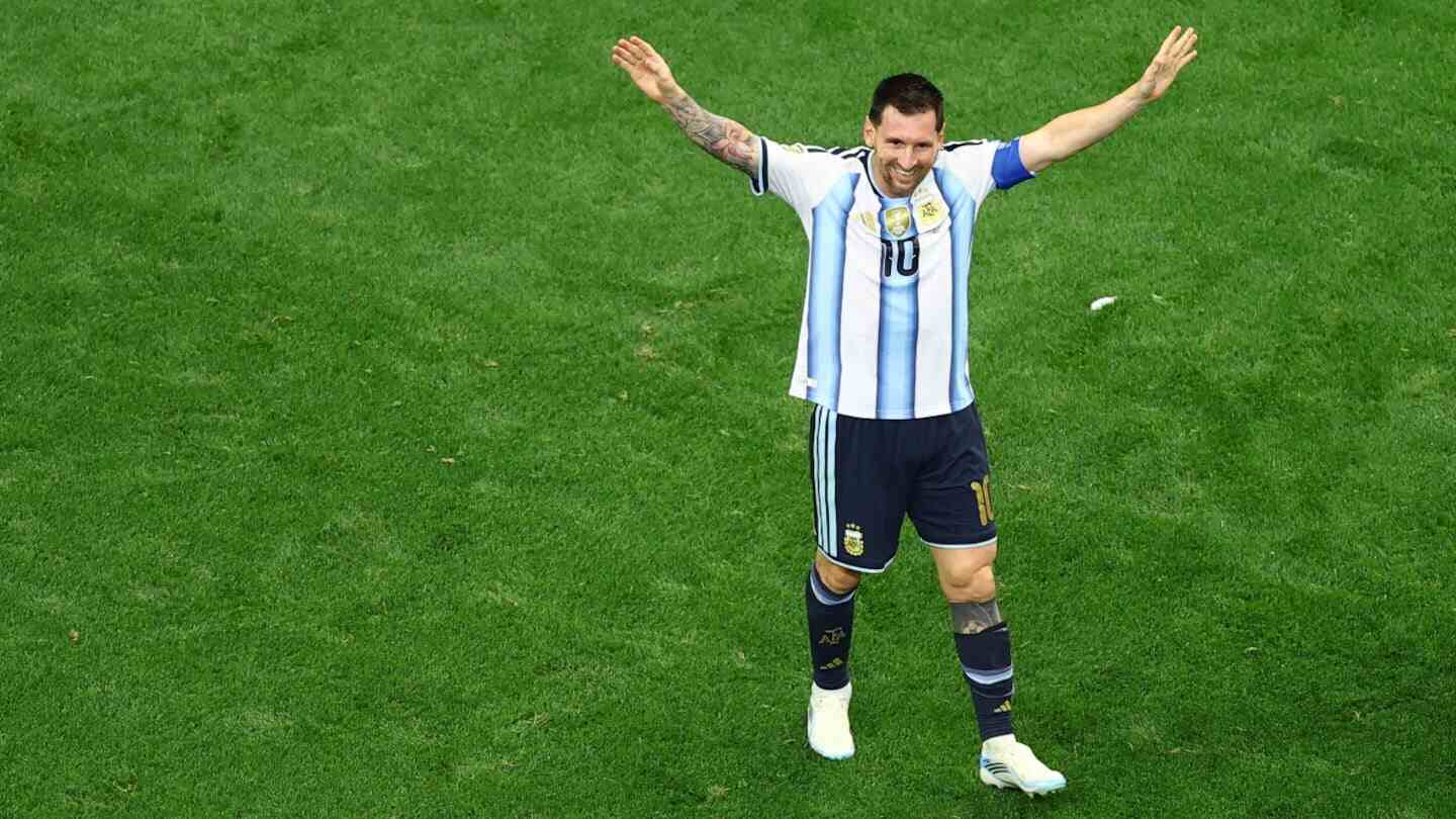 Lionel Messi saluda al público durante un entrenamiento de la Selección Argentina en Kansas