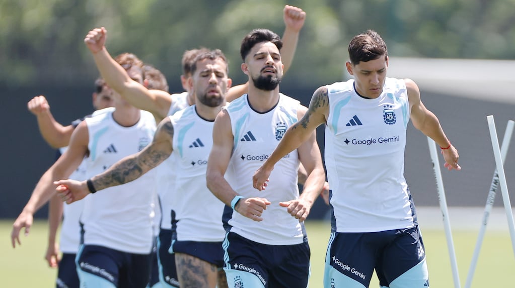 Entrenamiento de la Selección Argentina con chalecos refrigerantes