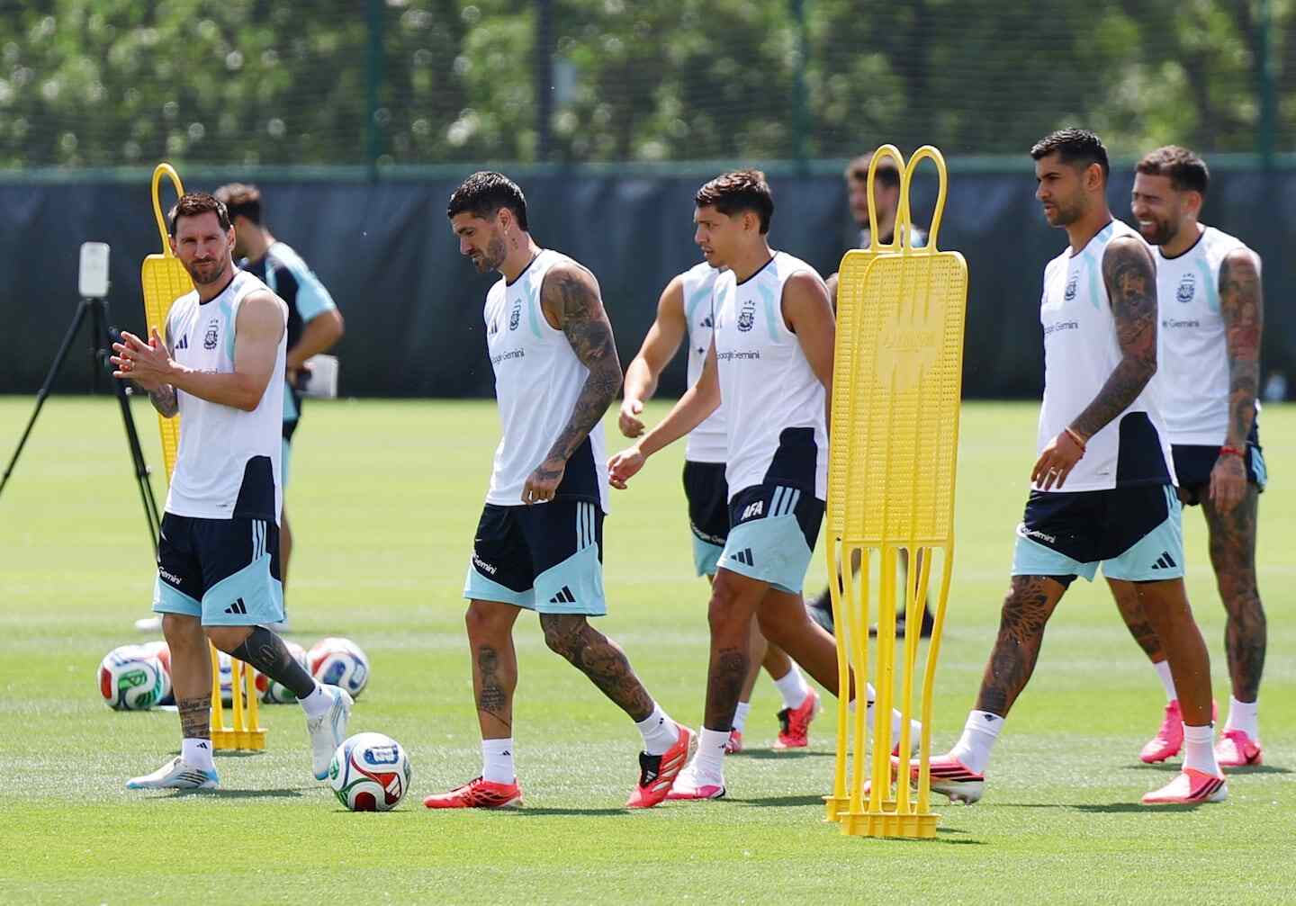 Jugadores de la Selección argentina entrenando en el campo de juego