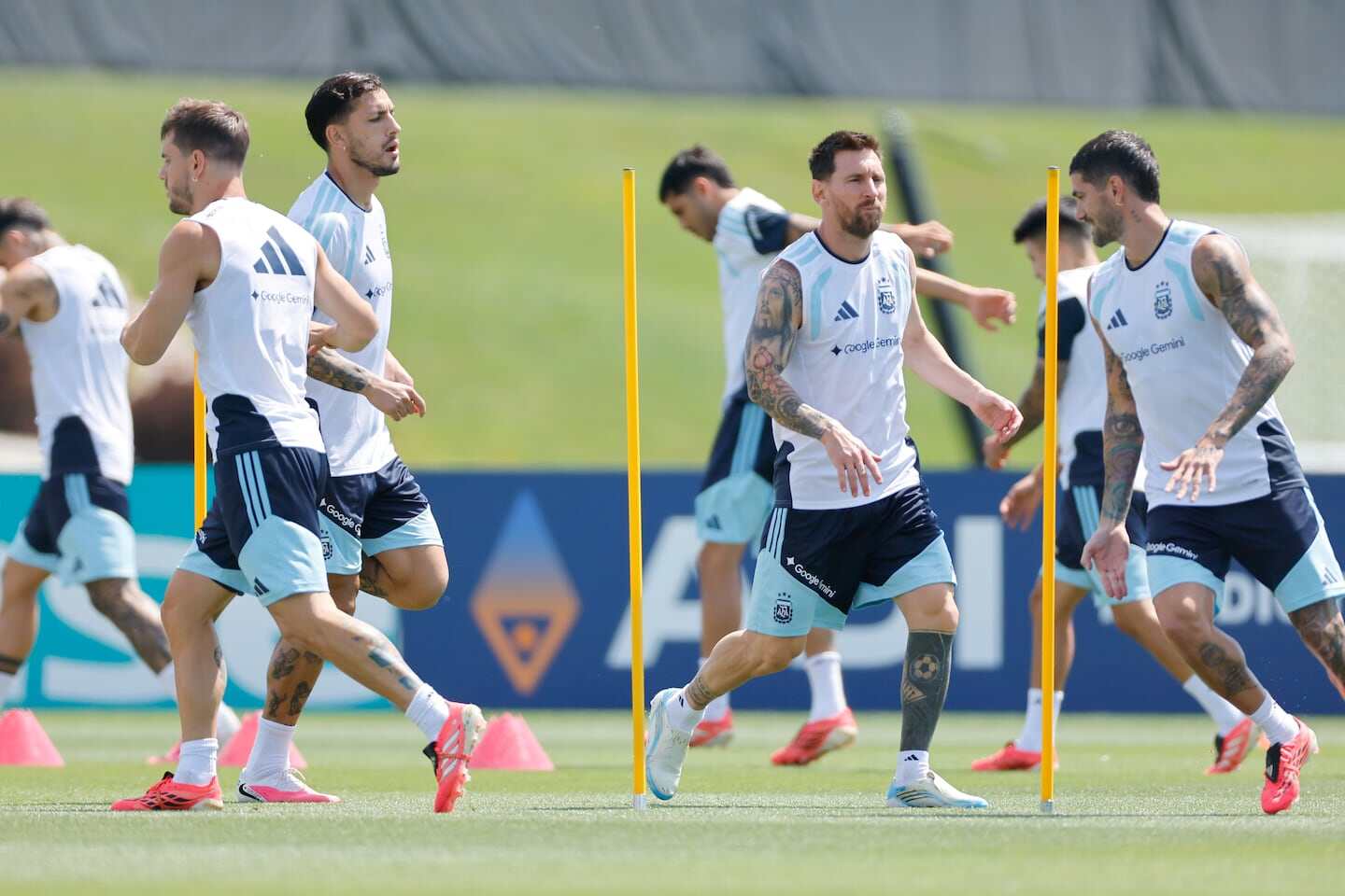 Jugadores de la Selección argentina entrenando en preparación para el Mundial 2026