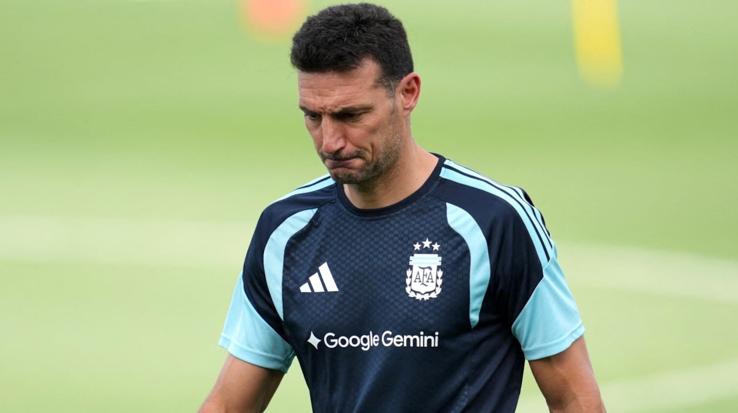 Lionel Scaloni dirigiendo un entrenamiento de la Selección Argentina en Kansas