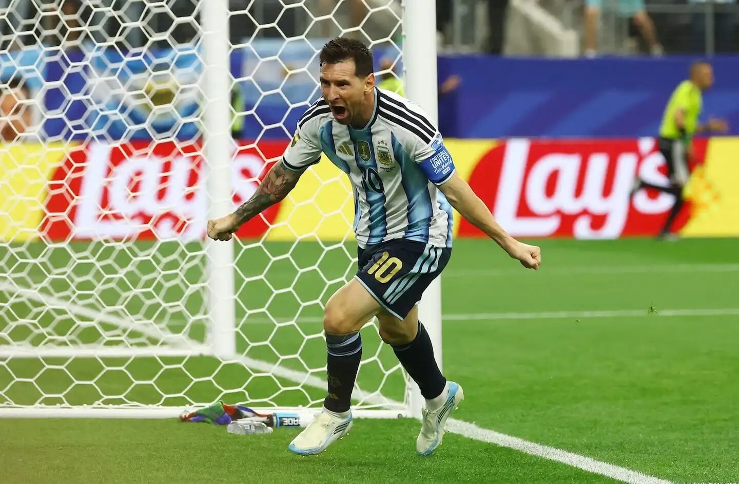 Lionel Messi celebra un gol con la camiseta de la Selección Argentina en un partido de fútbol