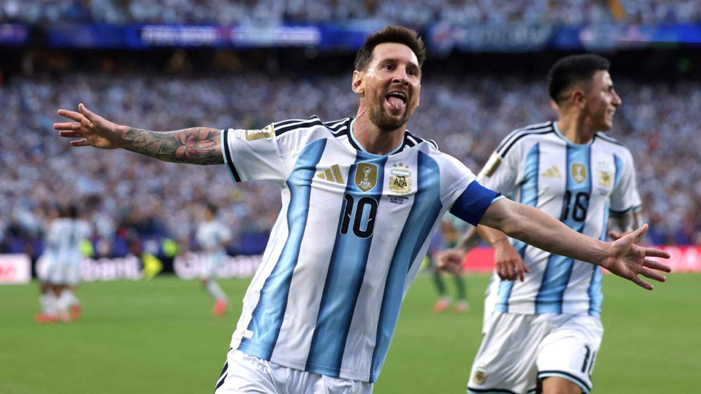 Lionel Messi celebra un gol con la camiseta de la Selección Argentina durante un partido contra Austria