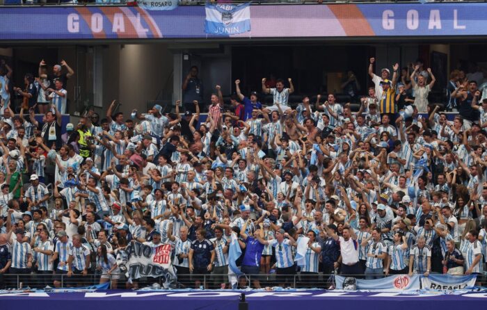 Hinchas de la Selección argentina animando en un estadio durante el Mundial 2026