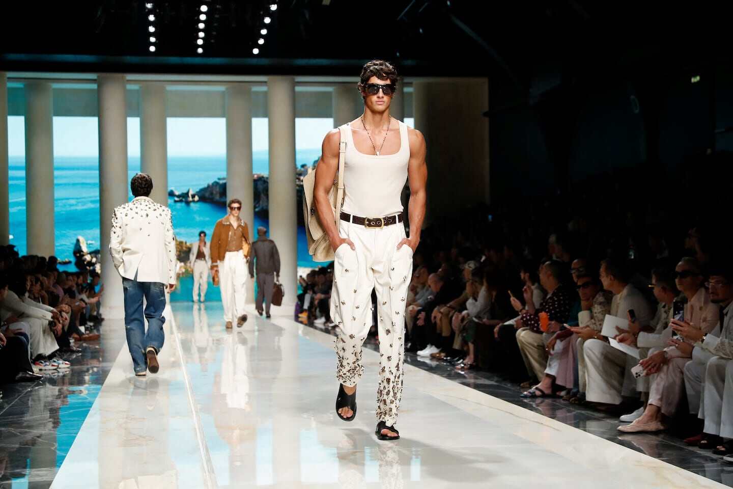 Modelo desfilando en la Semana de la Moda Masculina de París con un atuendo elegante y moderno