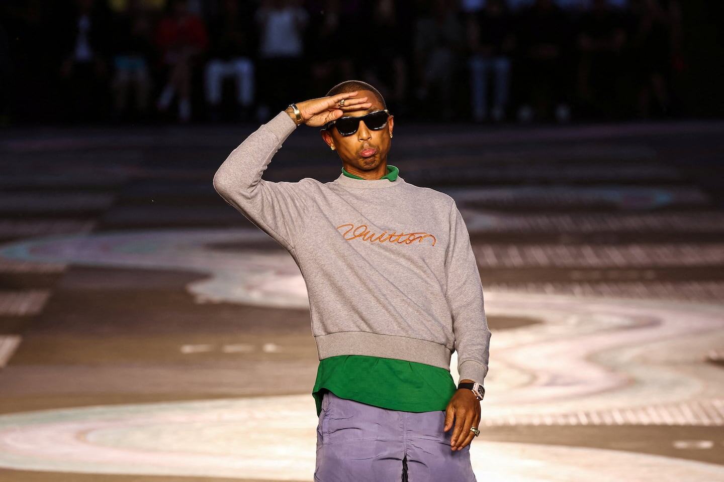 Modelo saluda al público durante la Semana de la Moda Masculina de París
