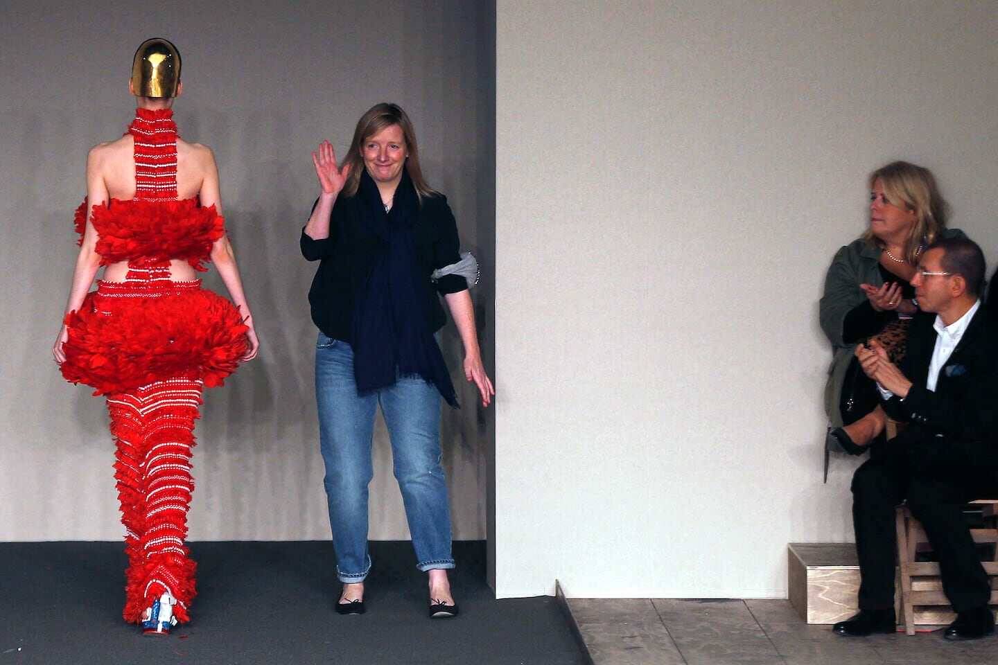 Modelo con vestido rojo de plumas en la pasarela de la Semana de la Moda Masculina de París