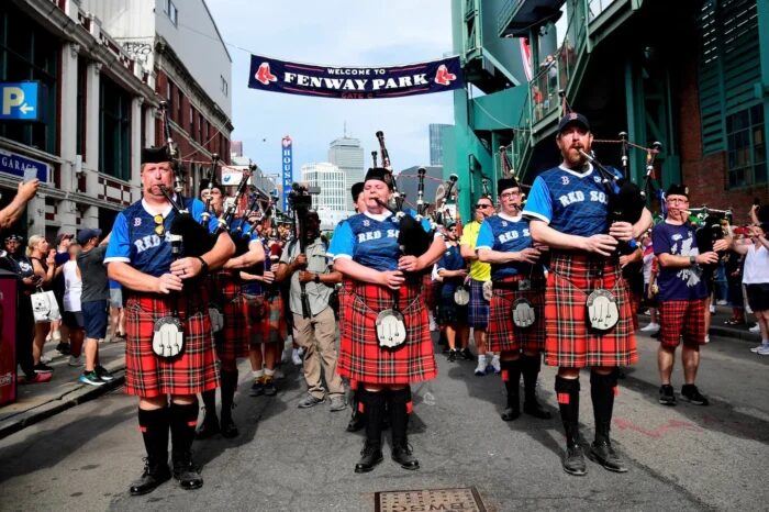 Miembros de la Tartan Army en kilt tocando gaitas en las calles durante el Mundial 2026