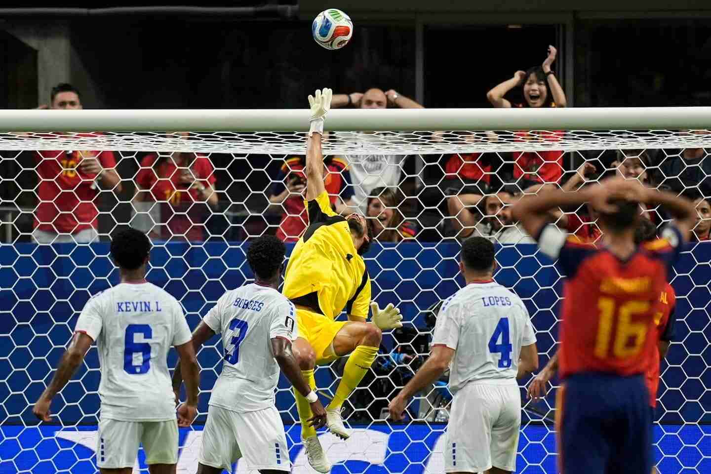 Portero salta para detener un tiro en el Mundial 2026