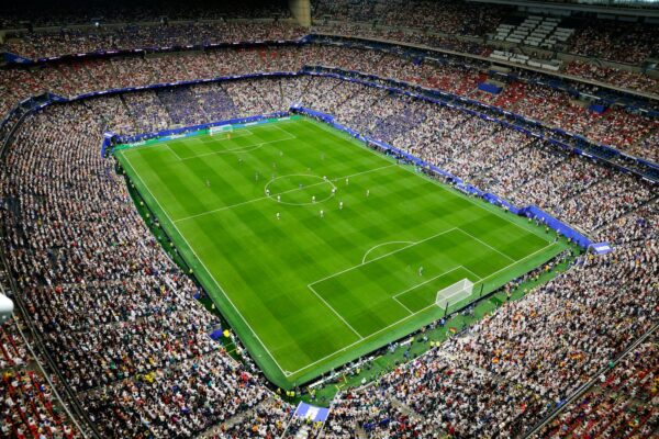 Vista aérea de un estadio de fútbol lleno de espectadores durante un partido