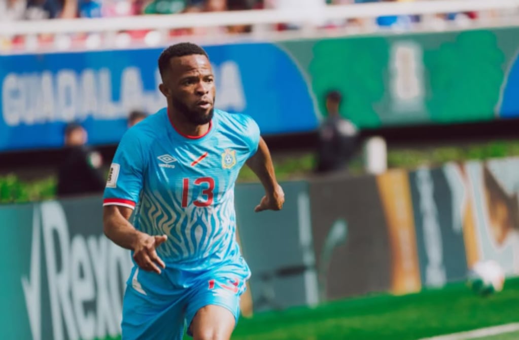 Meschack Elia, delantero congoleño, en un partido