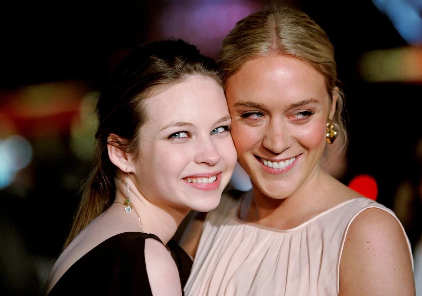Daveigh Chase y una amiga sonriendo en un evento de Hollywood