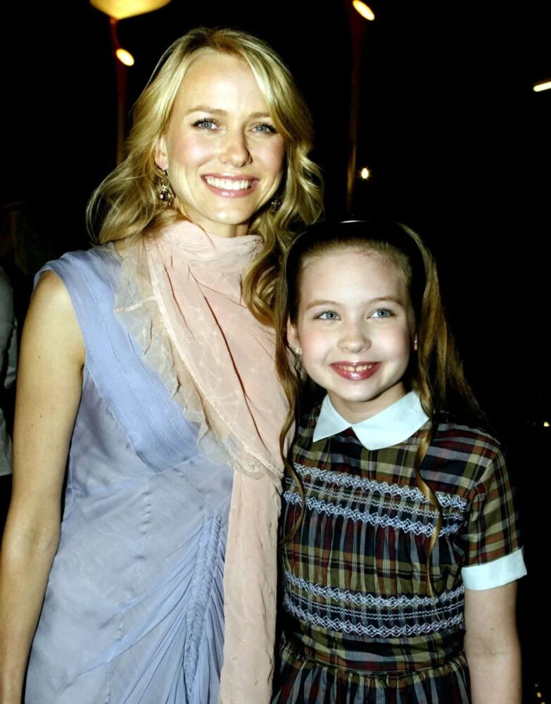 Daveigh Chase y Naomi Watts posando juntas en un evento