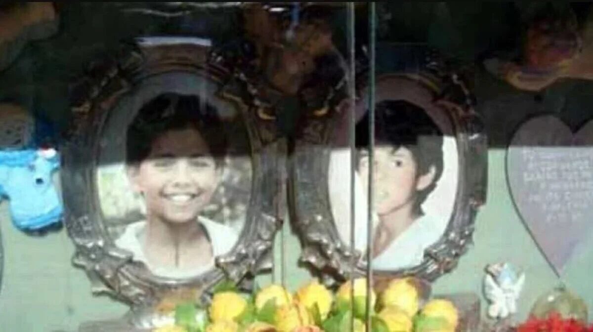 Retratos de dos niños enmarcados, rodeados de flores amarillas