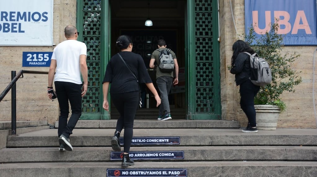 Estudiantes frente a la Universidad de Buenos Aires