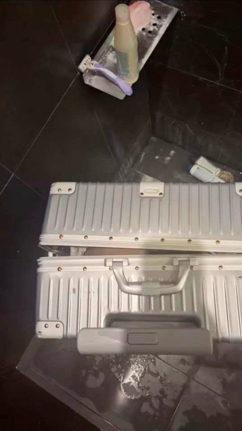 Valija plateada en un baño, posible escena del crimen en Bogotá