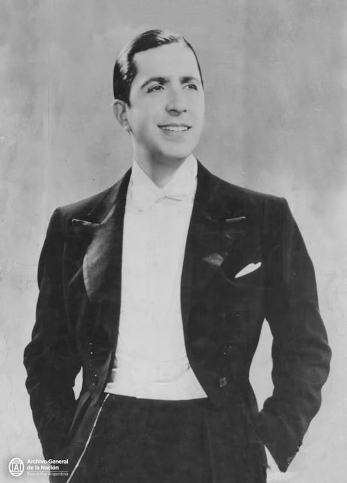Retrato de Juan Carlos Ruggiero, conocido como Ruggierito, con traje formal y sonrisa