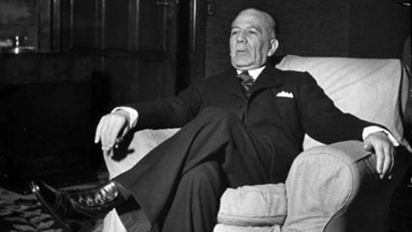 Juan Carlos Ruggiero sentado en un sillón, vestido de traje
