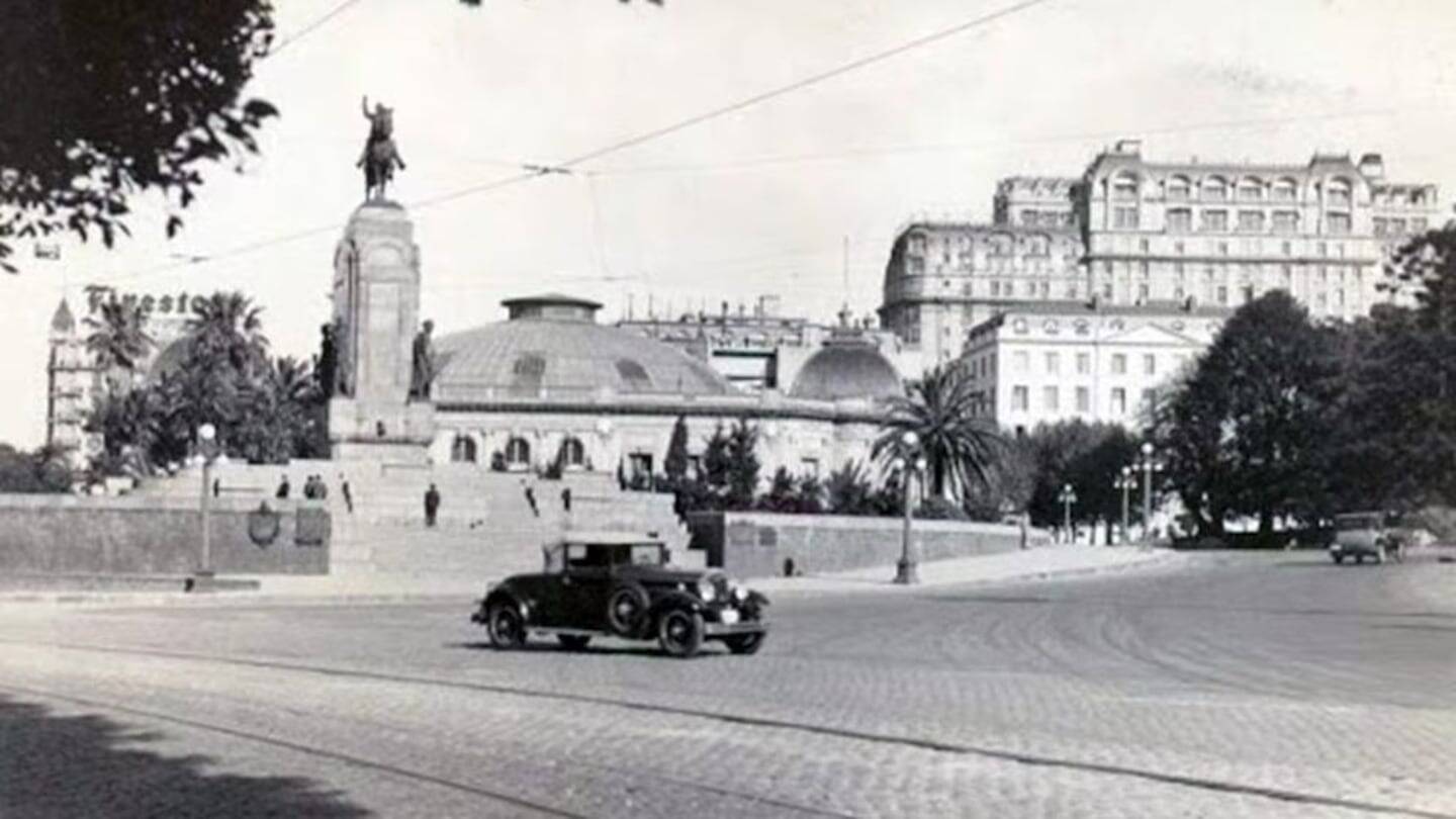 Plaza con monumento y un automóvil antiguo en Buenos Aires