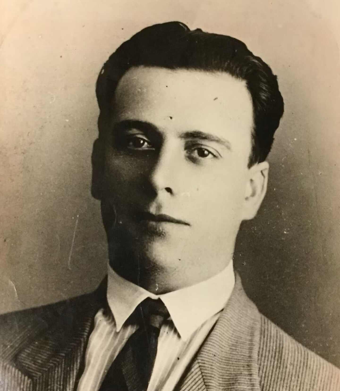 Retrato de Juan Carlos Ruggiero, conocido como Ruggierito, en traje formal
