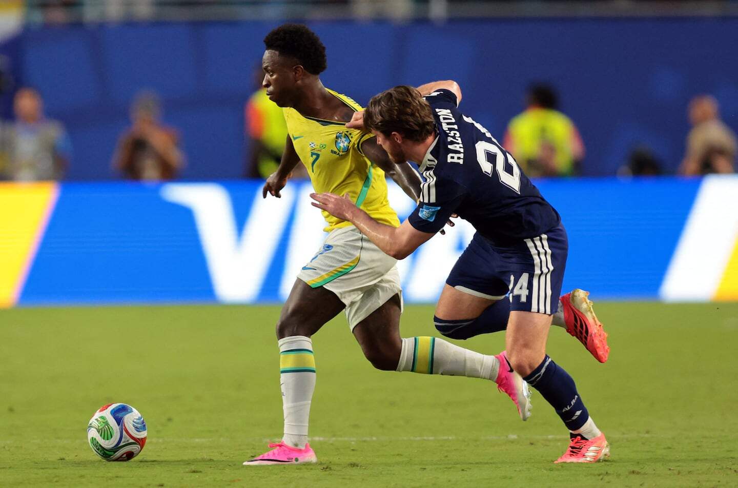 Jugador brasileño en acción durante un partido de fútbol contra Escocia en el Mundial