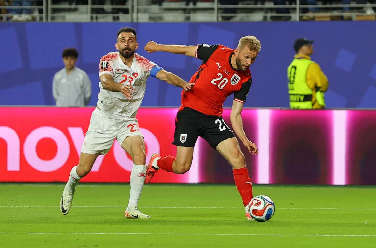 Konrad Laimer en acción durante un partido de fútbol, enfrentándose a un jugador rival