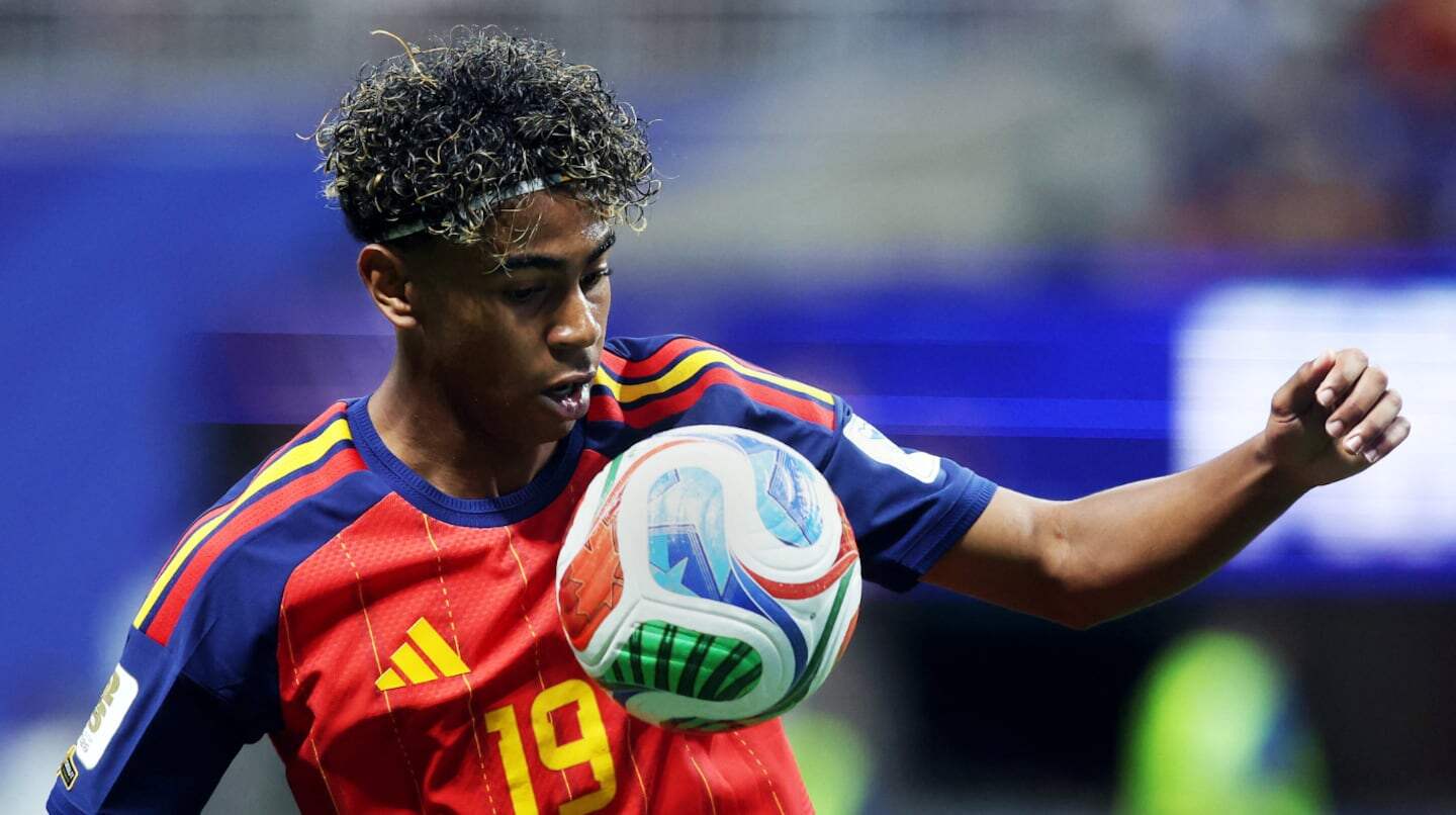 Lamine Yamal controla un balón durante un partido con la selección española sub-17