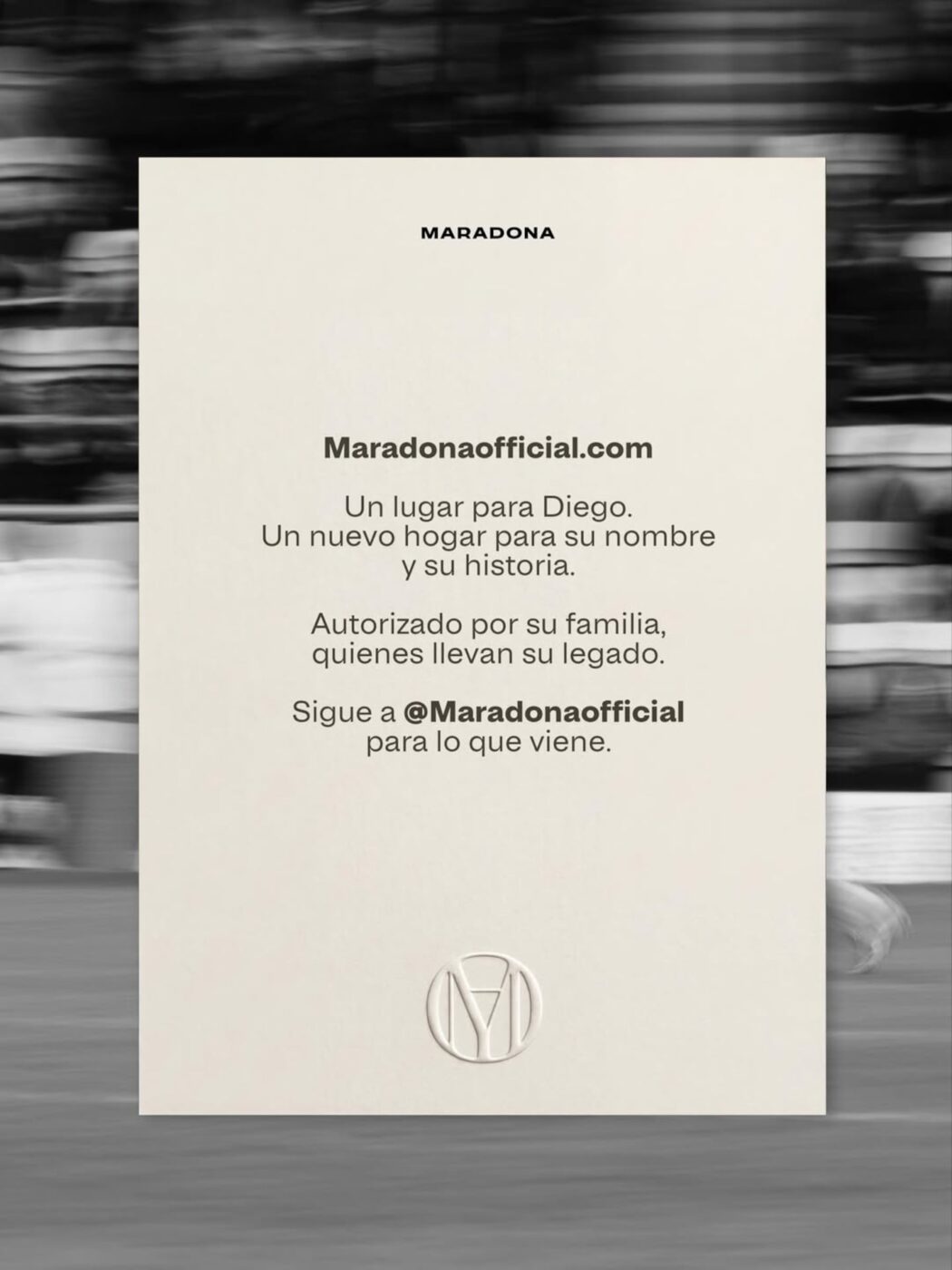 Anuncio de la marca de moda oficial de Maradona con el logo y un mensaje sobre su legado