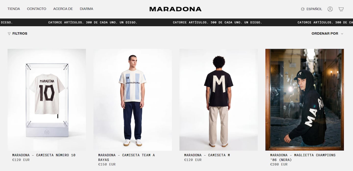 Colección de moda oficial de Maradona con camisetas y pantalones en exhibición